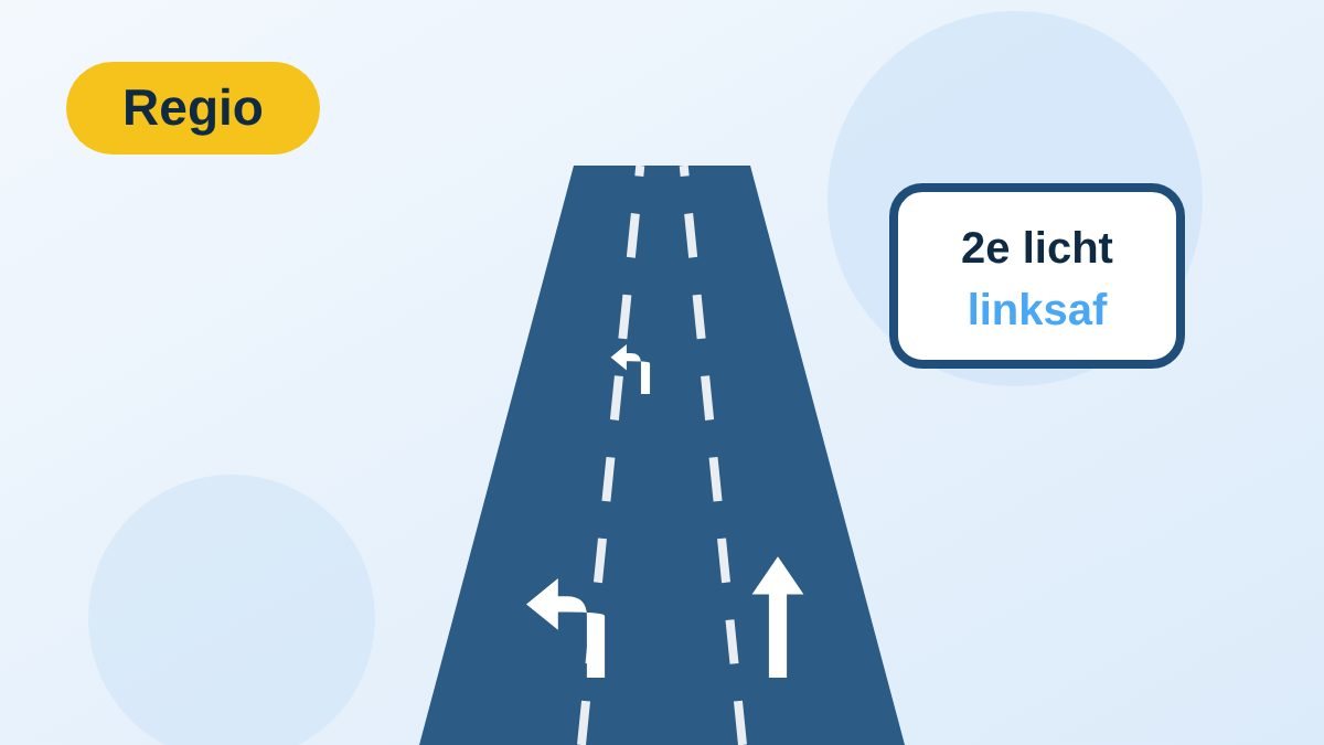 Kruispunt met meerdere rijstroken en pijlen op de weg