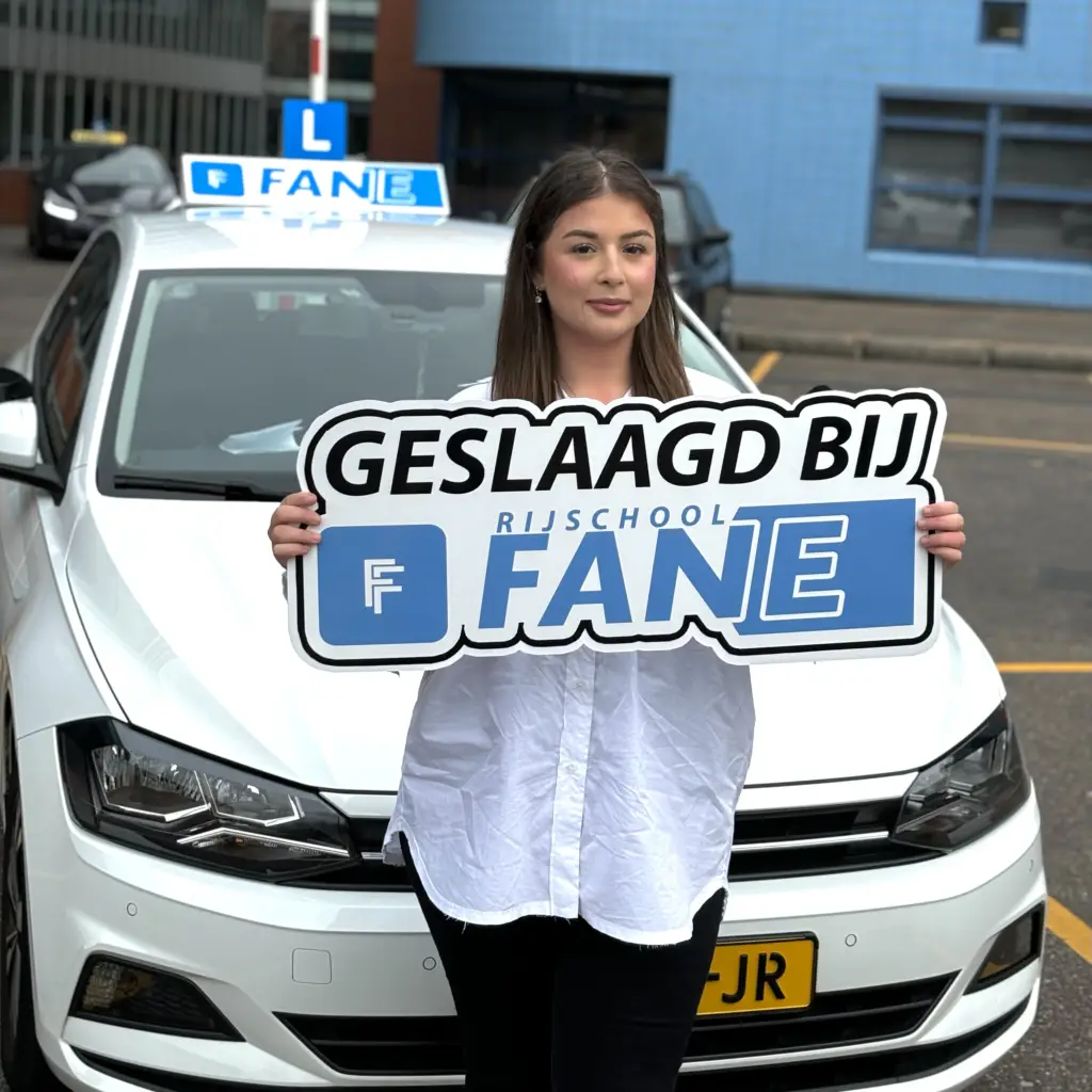 Leerling die haar rijbewijs in een keer heeft gehaald bij Rijschool Fane