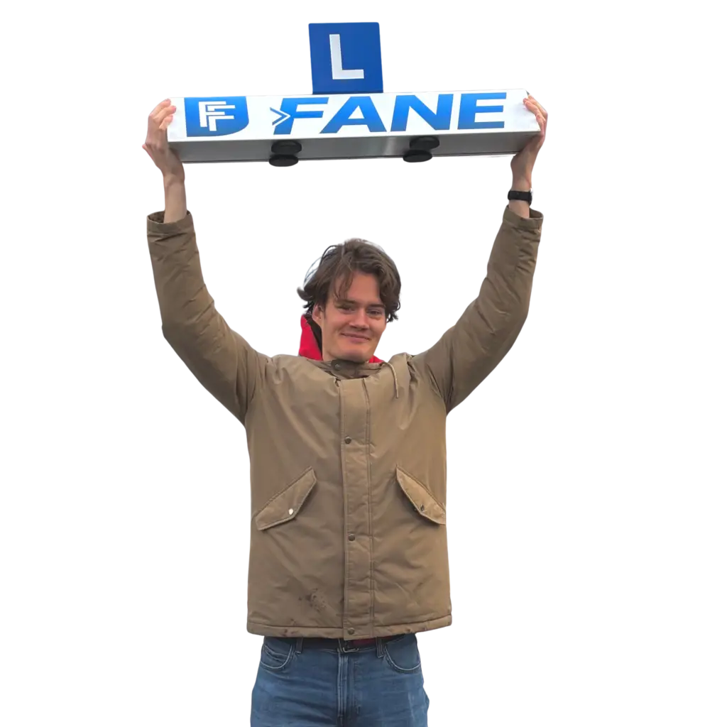 Geslaagde Leerling van Rijschool Fane die de Fane dakbord vasthoudt.